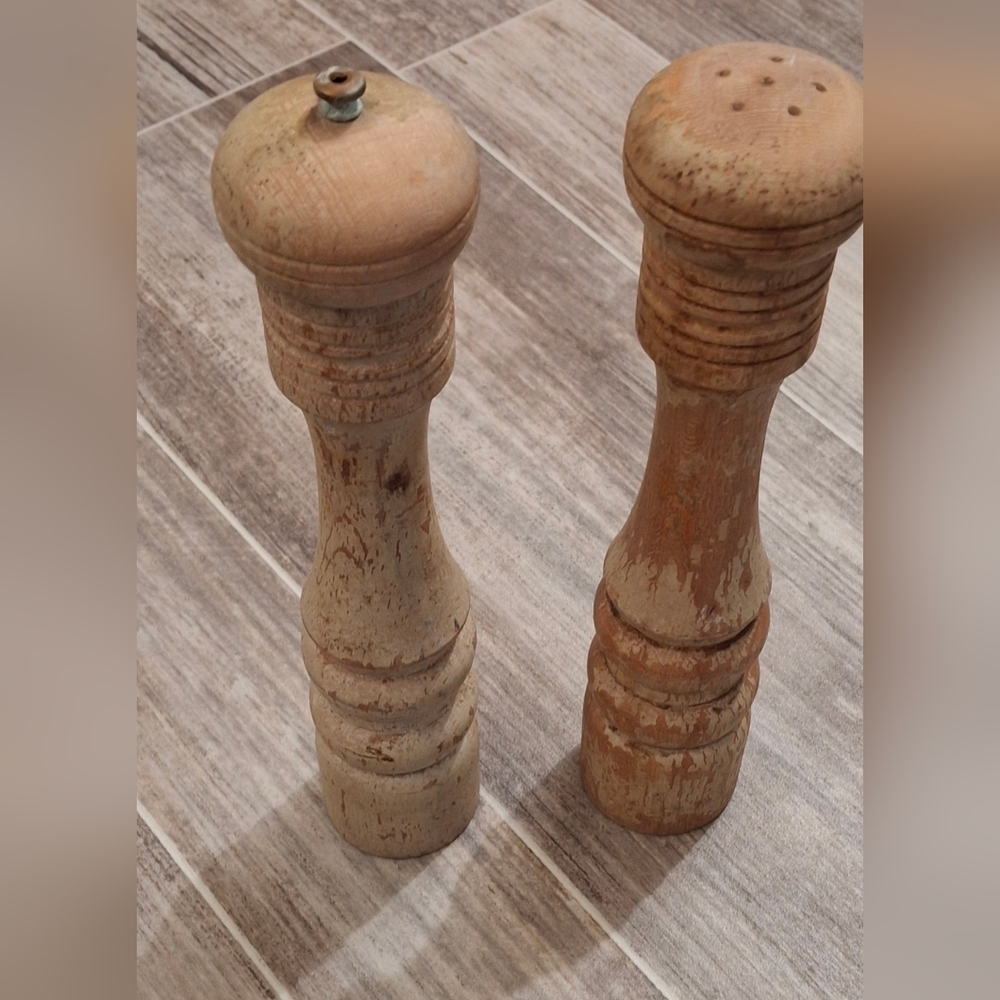 Vintage Nasco Wood Master Piece Salt Shaker & Pepper Mill Grinder